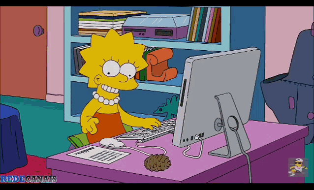 Lisa Simpson, do desenho Os Simpsons está sentada em frente a um computador, com um papel ao lado e comemora alguma coisa alongando os braços, como em sinal de que conseguiu algo importante e está relaxando. Ao fundo, uma estante de livros azul. 