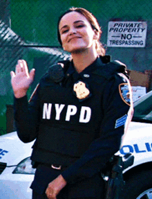 Brooklyn Nine Nine Amy Santiago GIF - Brooklyn Nine Nine Amy Santiago Waving GIFs