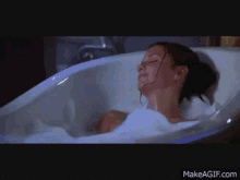 Scary Movie Bathtub GIF - Scary Movie Bathtub Relaxing GIFs