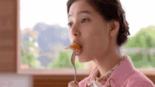 いただきます　美味しい　新木優子 Yûko Araki 女優　モデル GIF - Yuko Araki Agemono Tempura GIFs
