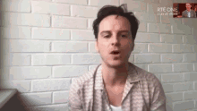 Andrew Scott Late Late Show GIF - Andrew Scott Late Late Show Waving GIFs