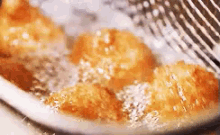 Fritando Coxinha No óleo GIF - Food Yummy Delicious GIFs