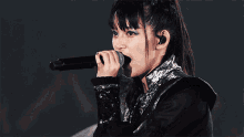 Suzuka Nakamoto Japanese Musician GIF - Suzuka Nakamoto Japanese Musician Mic GIFs