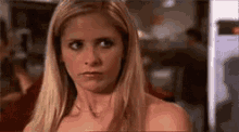 Buffy Olhando De Lado GIF - Suspeito Desconfiado Suspeita GIFs