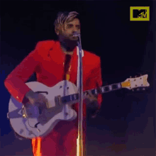 playing guitar tocando guitarra lucas silveira premios mtv miaw mtv miaw