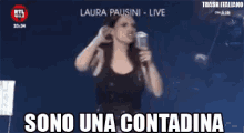 Sono Una Contadina GIF - Laura Pausini Concerto Im A Farmer GIFs