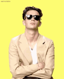 The1975band Curly Hair GIF - The1975band Curly Hair Matthew Healy GIFs