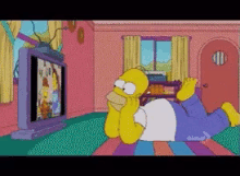 Gif dei Simpson con Homer che guarda la TV