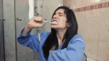 lavarse los dientes rutina mananera limpieza en el bano multitarea