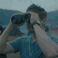Searching Ian Donnelly GIF - Searching Ian Donnelly Arrival GIFs