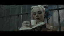 margot robbie harley quinn suicide squad coffee reading