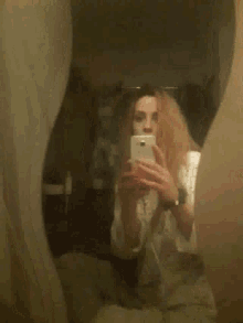 Mirror Selfie Phone GIF - Mirror Selfie Phone Selfie GIFs