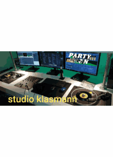 Dj Wim Vrt Radio Studio Klasmann GIF - Dj Wim Vrt Radio Studio Klasmann Thumbs Up GIFs