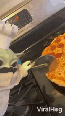 Slicing Pizza Baby Yoda GIF - Slicing Pizza Baby Yoda Viralhog GIFs
