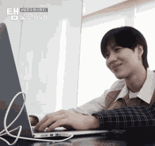 Pianistchenle Shinee Lee Taemin GIF - Pianistchenle Shinee Lee Taemin Typing Laptop Computer Smiling GIFs