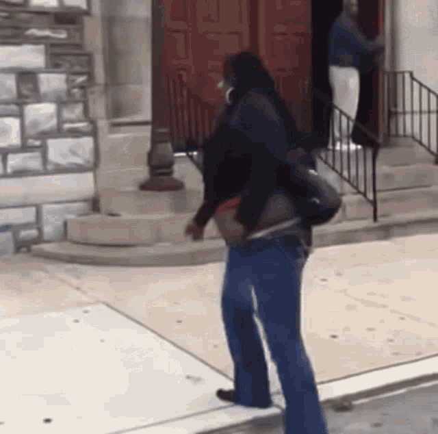 https://c.tenor.com/Kx67GuGe8_4AAAAd/black-woman-falling.gif