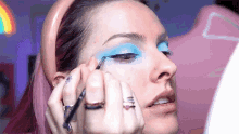 maquiagem karen bachini passando delineador sombra azul make up