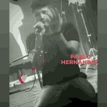 pablo hern%C3%A1ndez singing sing hearts mic