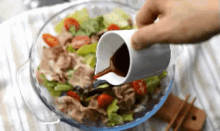 샐러드 드레싱 젓가락 나무젓가락 GIF - Salad Pour Dressing GIFs
