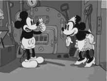 Kiss Me Mickey Mouse GIF - Kiss Me Mickey Mouse Minnie Mouse GIFs