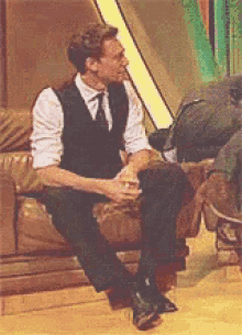 funny adorable laughing tom hiddleston tom