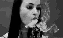 Mujer Fumando GIF - Smoke Stoned Weed GIFs