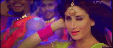 आँख मारे करीना सोनी कुड़ी सेक्सी GIF - Kareena Heroine Aankh Maare GIFs