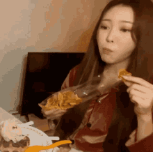 qinkyluv momoland jane momoland eating eating chips qinkyluv momoland jane momoland eating eating chips