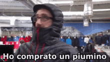 Piumino Giubbotto Freddo Coprirsi Inverno GIF - Winter Coat Cold Freezing GIFs