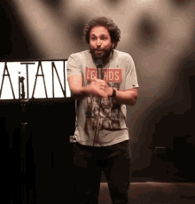 stand up comediante comedia gesticulante jogando pra cima