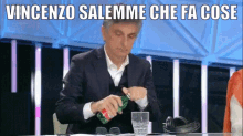 Tale E Quale Show Vincenzo Salemme Acqua Bere Sete Bottiglina Bottiglia GIF - Vincenzo Salemme Che Fa Cose Water Bottle Thirsty GIFs