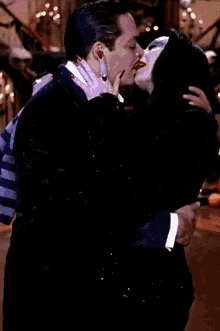 Anjelica Huston Kiss GIF - Anjelica Huston Kiss Raul Julia GIFs