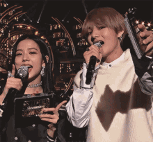 Aunt And Uncle Smile GIF - Aunt And Uncle Smile Jisoo GIFs