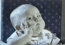 Bebe Comiendo Gifs Tenor