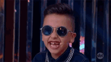 menino menininho danca acenando ola