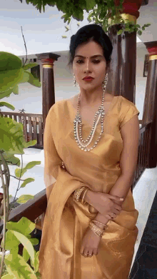 Nivisha Golden Saree GIF - Nivisha Golden Saree South Indian Woman GIFs