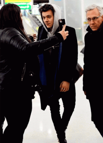 celebrity walking away from paparazzi gif celebrity walking away from paparazzi gif