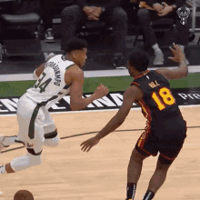 Spin Move Giannis GIF - Spin Move Giannis Hakeem GIFs
