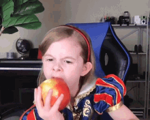 Bite An Apple Claire Crosby GIF - Bite An Apple Claire Crosby The Crosbys GIFs