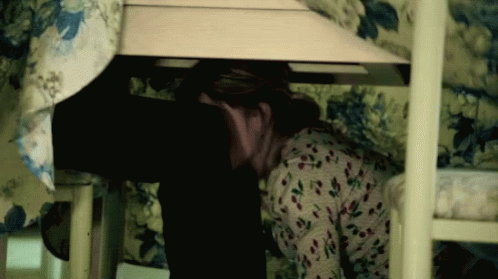 El GIF animado de Shameless Hiding Under The Table Karen Jackson perfecto p...