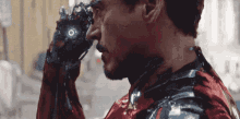 Tony Stark Quitandose Los Lentes Para Transformarse GIF - Tony Stark Iron Man Hombre De Hierro GIFs