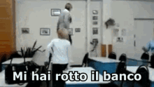 Banco Saltare Rompere Correre Scuola Classe GIF - School Desk Jump Break GIFs