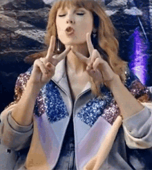Taylor Swift Taylor Swift Heart GIF - Taylor Swift Taylor Swift Heart Peace GIFs
