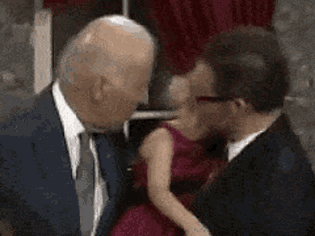 Дед внучка насилия. Джо Байден целует внучку. Джо Байден gif. Байден целует. Creepy Joe Biden.