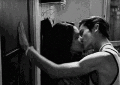 kiss.gif