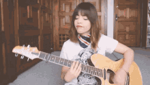 Tocar La Guitarra Ale Aguirre GIF - Tocar La Guitarra Ale Aguirre Cantemos Juntos Distancia GIFs