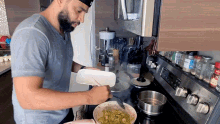 Cocinar Henry Santos GIF - Cocinar Henry Santos Preparando Comida GIFs