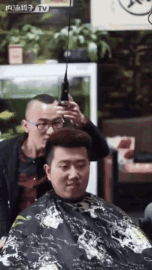 hairdresser fail hair trimmer dumb