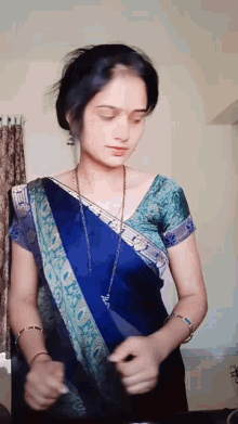 Saree Woman Marathi Girl GIF - Saree Woman Marathi Girl Marathi Actress GIFs