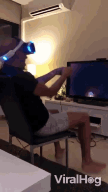 Virtual Reality Playing Video Games GIF - Virtual Reality Playing Video Games Immersed GIFs